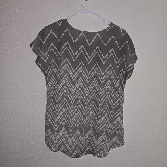 Charming Charlies sz Small Sort Sleeve Chevron Top - Picture 3 of 3